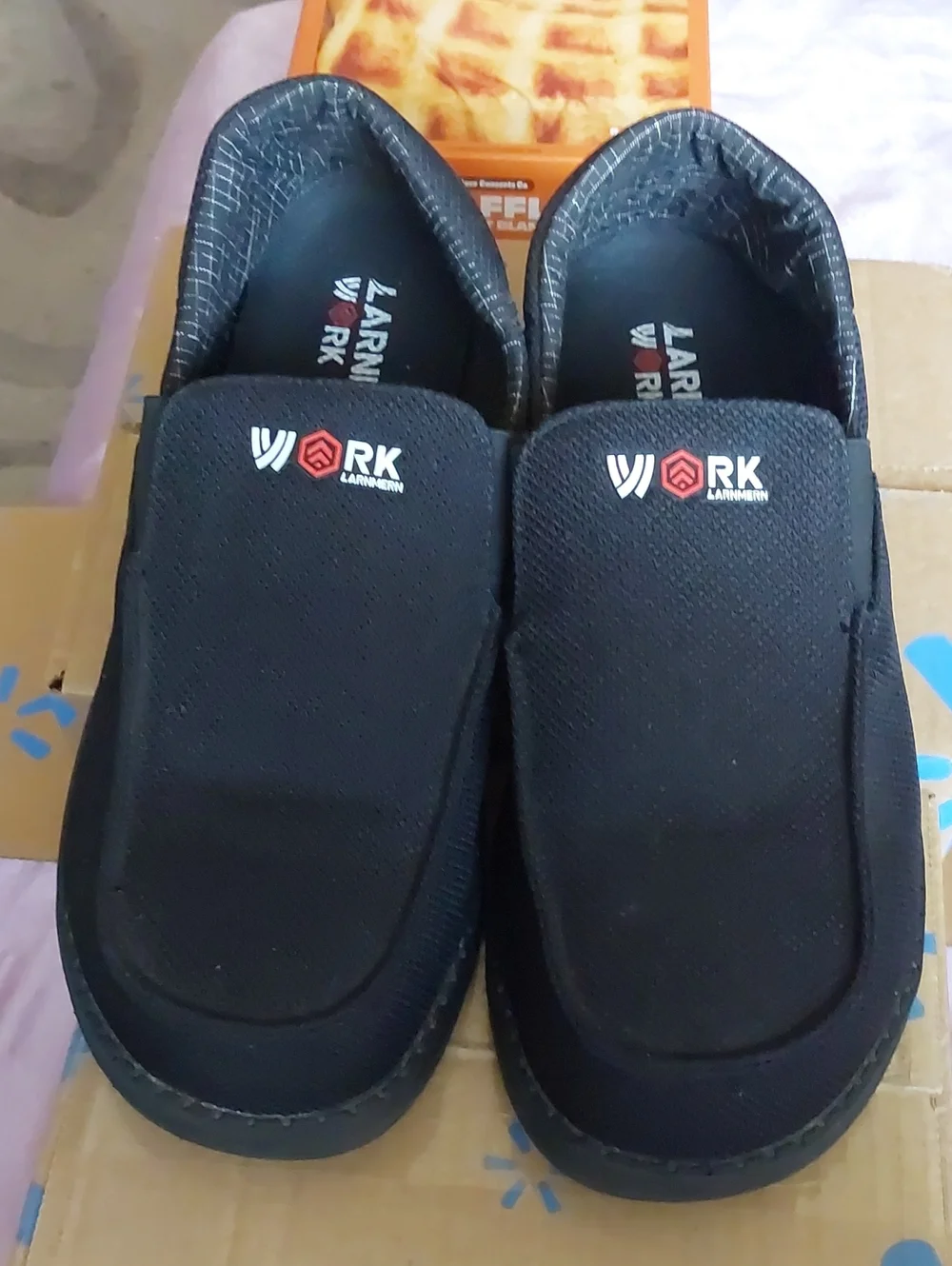 Larnmern Men's Slip-On Casual Shoes in Black